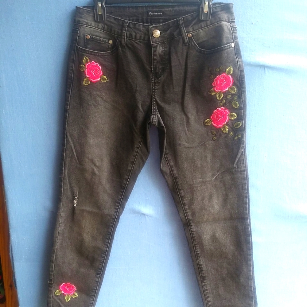 New Directions Women's Size 8R Black Floral Embroidered Skinny Jeans